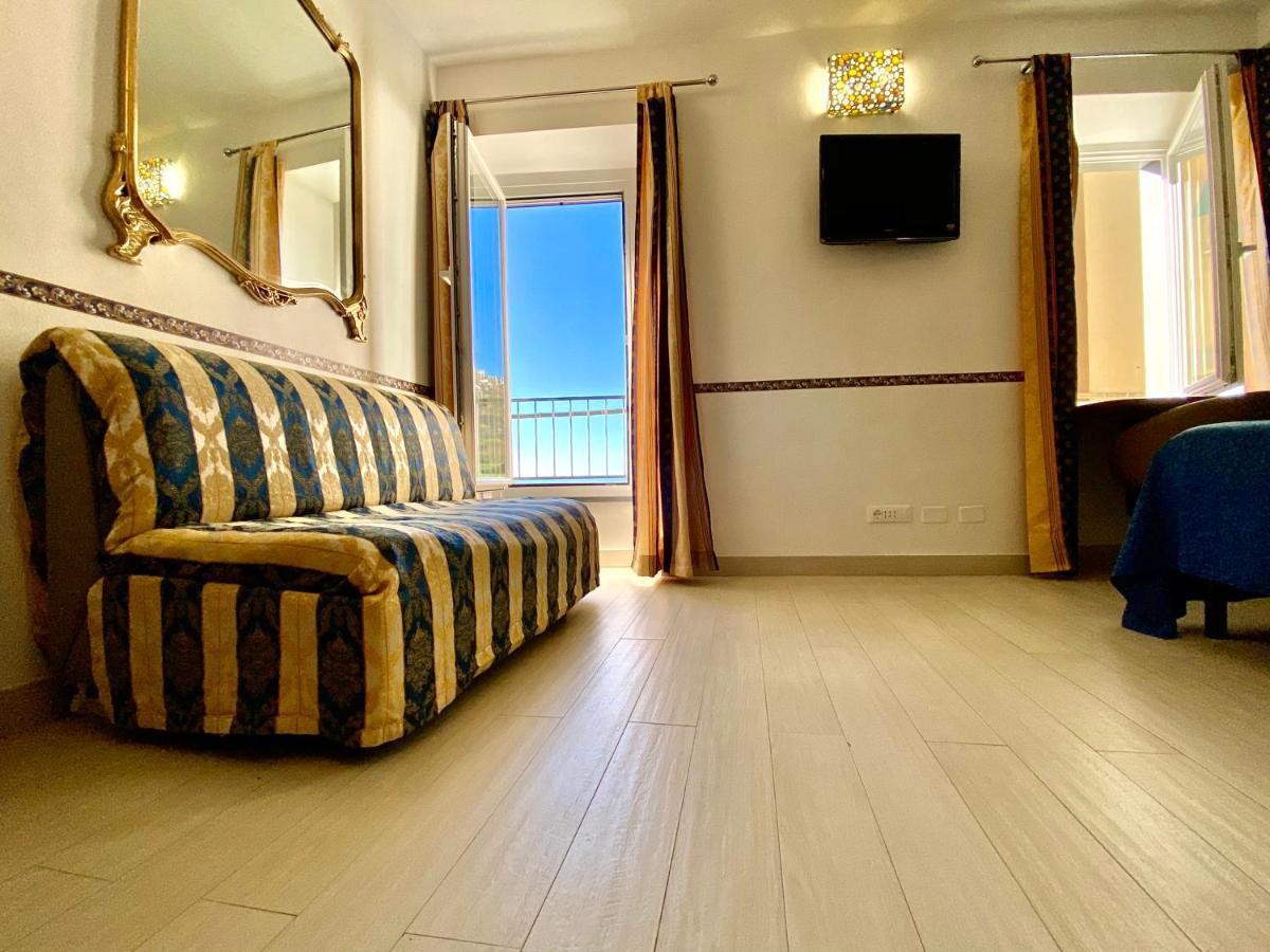 The Manarola Main Plaza Hotel ภายนอก รูปภาพ