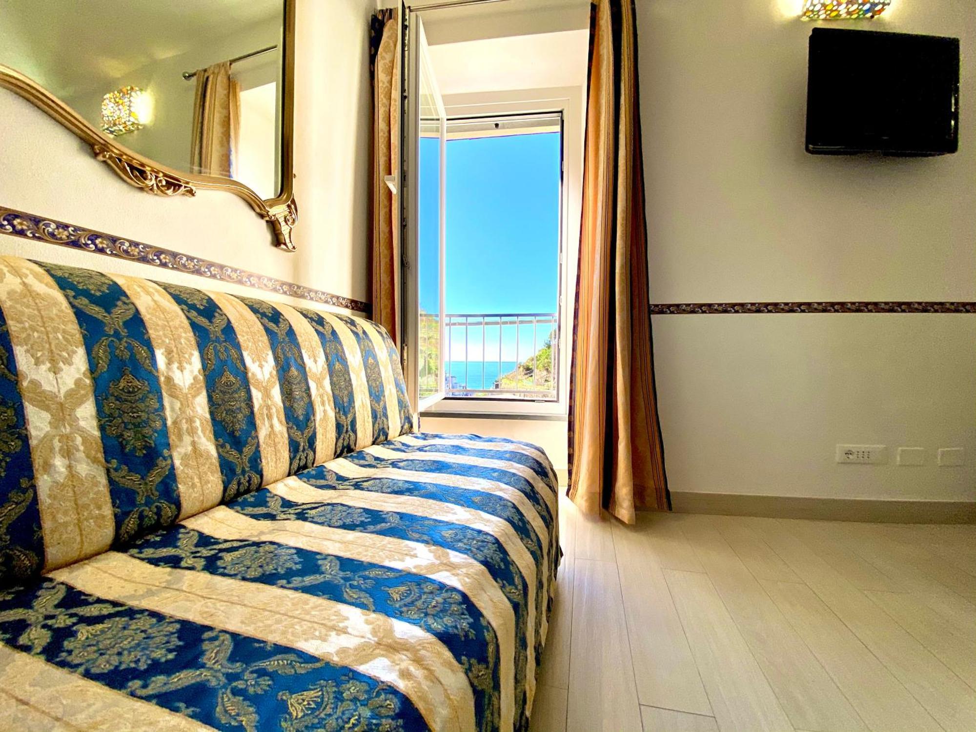 The Manarola Main Plaza Hotel ภายนอก รูปภาพ