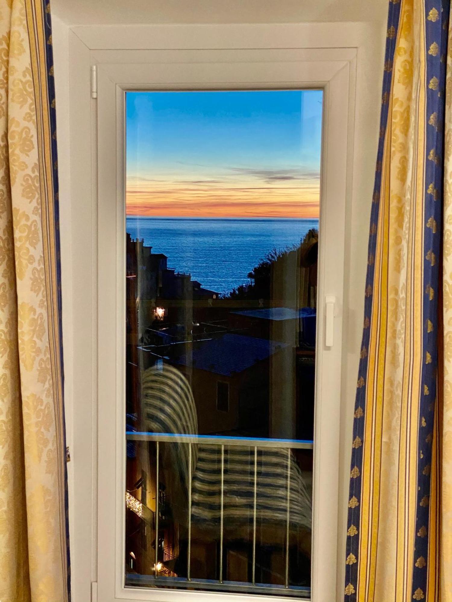The Manarola Main Plaza Hotel ภายนอก รูปภาพ