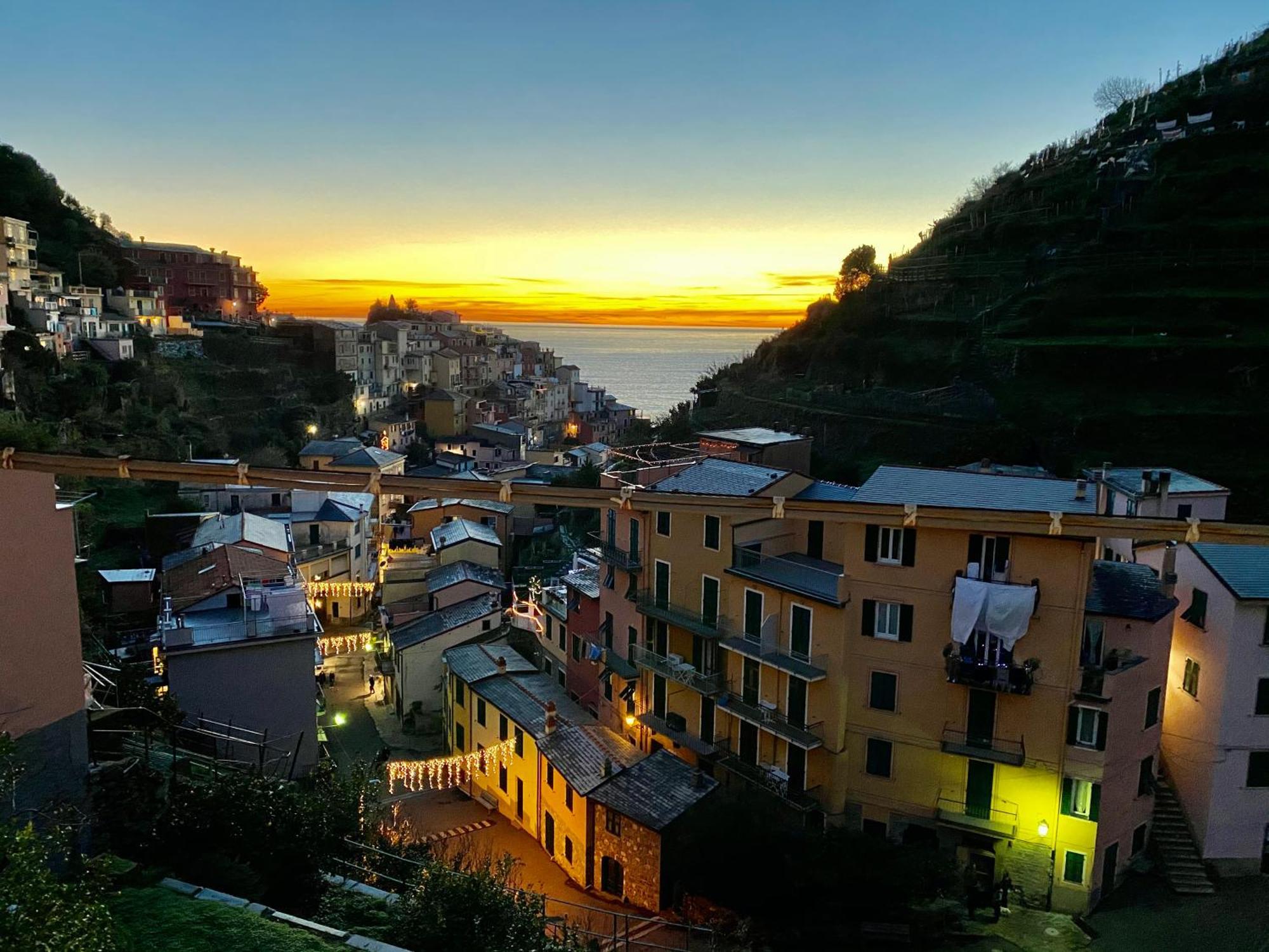 The Manarola Main Plaza Hotel ภายนอก รูปภาพ